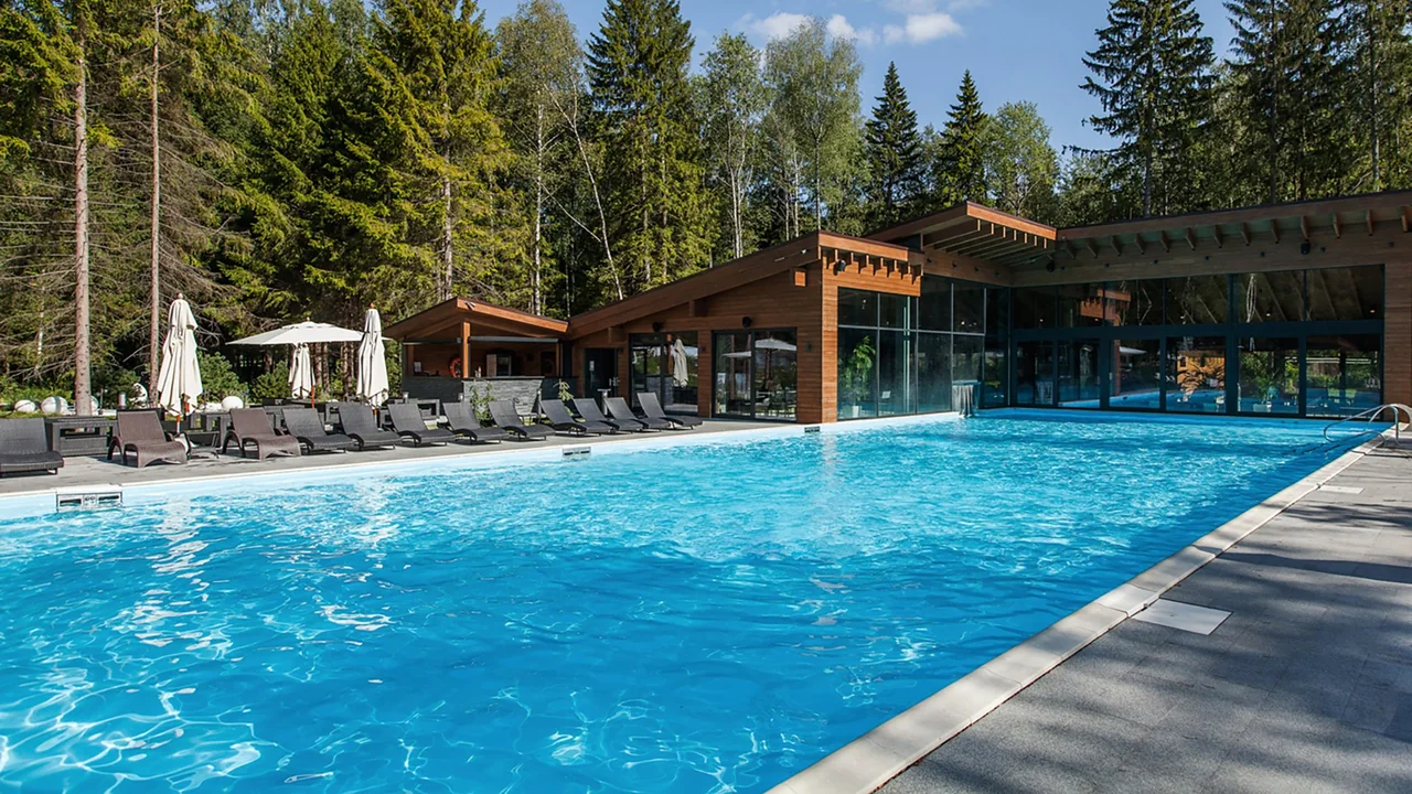 Открытый бассейн ЛАГУНА среди леса в LES Art Resort