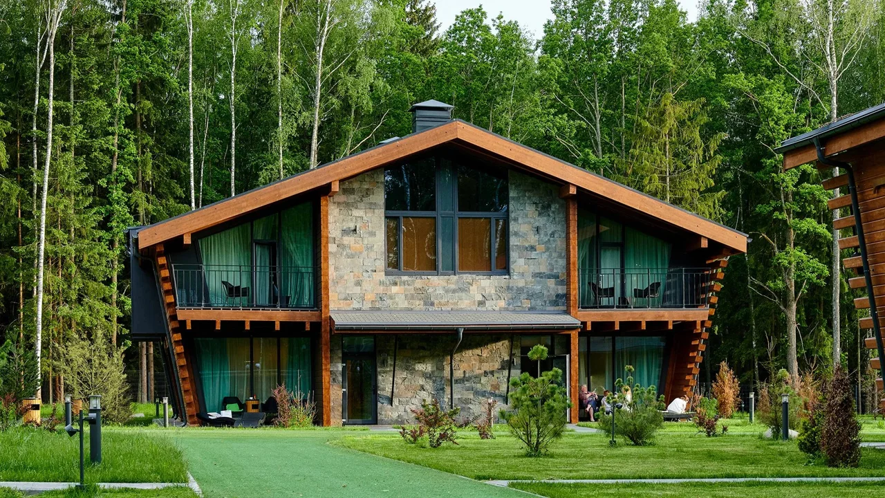 Деревянный корпус среди деревьев LES Art Resort
